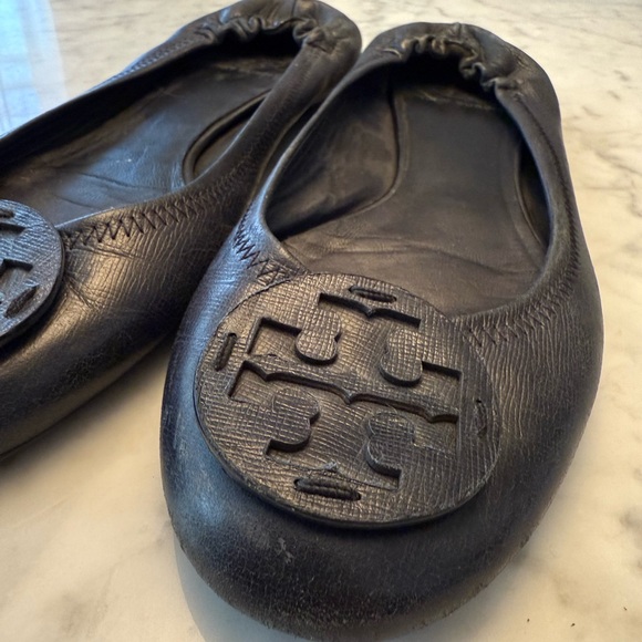 Tory Burch Black Leather Ballet Flats with Logo Medallion - Picture 2 of 3